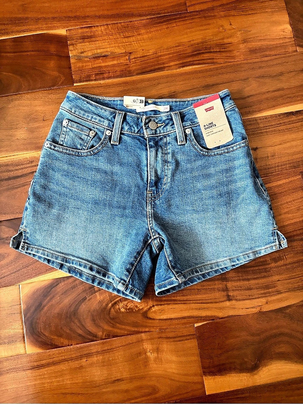 Levi's A-Line Shorts Denim Shorts in Blue Waist 24 NWT
